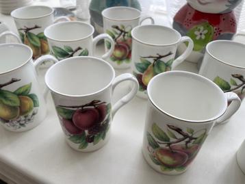 10 mokken met sierlijke printjes fruit beschikbaar voor biedingen