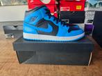 Jordan 1 Mid University Blue - Zwart, Kleding | Heren, Schoenen, Blauw, Air Jordan, Nieuw, Ophalen of Verzenden