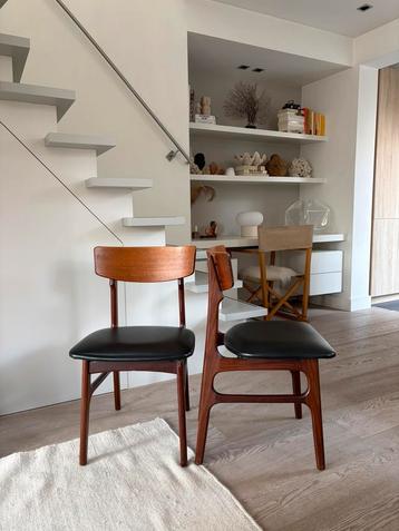 Hout + zwarte zitting vintage stoelen / Deens Scandinavisch beschikbaar voor biedingen