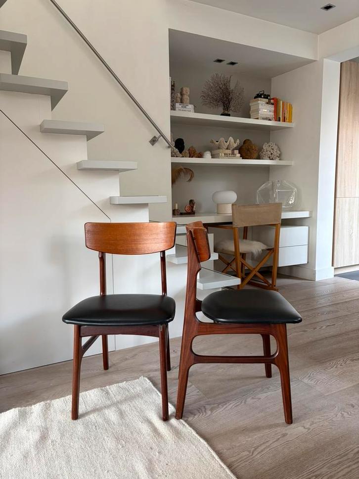 Hout + zwarte zitting vintage stoelen / Deens Scandinavisch, Huis en Inrichting, Stoelen, Gebruikt, Twee, Hout, Bruin, Ophalen of Verzenden