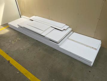 Bouwmateriaal gipsplaten, OSB platen, houten palen beschikbaar voor biedingen