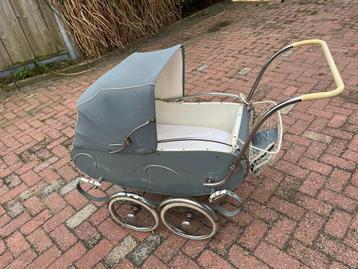 Vintage Retro Kinderwagen beschikbaar voor biedingen