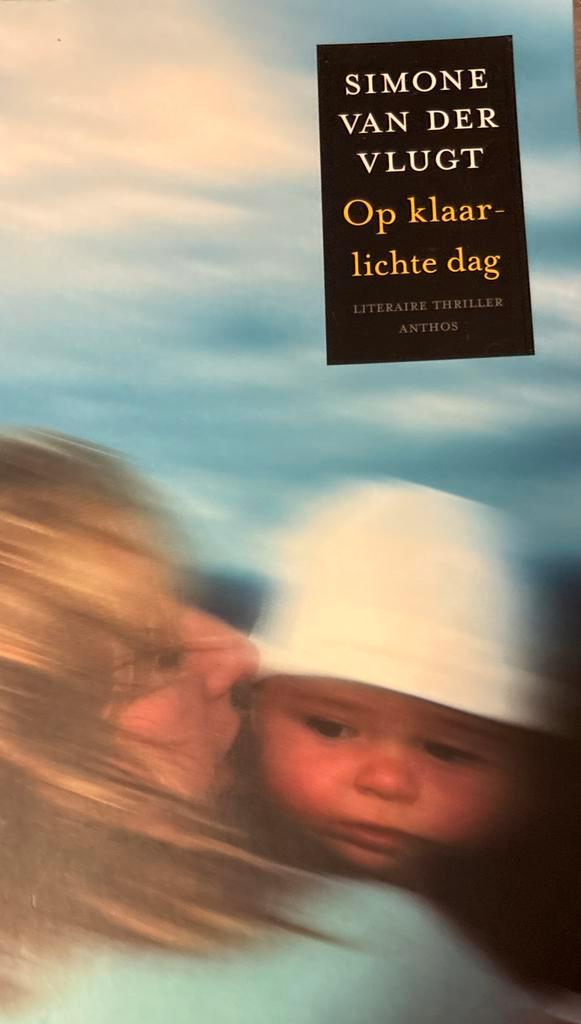 Simone van der Vlugt - Op klaarlichte dag, Boeken, Thrillers, Gelezen, Nederland, Ophalen of Verzenden