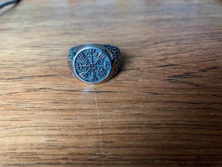 Breed uitlopende zegelring met tekens zijkant; 24 mm, Sieraden, Tassen en Uiterlijk, Ringen, Zo goed als nieuw, Dame of Heer, 20 of groter