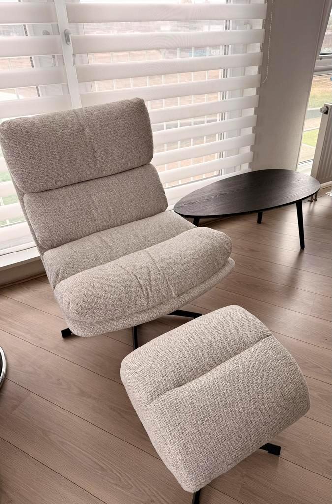 Prachtige nieuwe Fauteuil inclusief bijpassende hocker., Huis en Inrichting, Fauteuils, Nieuw, Stof, 75 tot 100 cm, Minder dan 75 cm