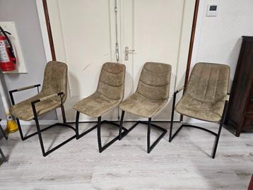 4 eetkamerstoelen voor €130,- beschikbaar voor biedingen