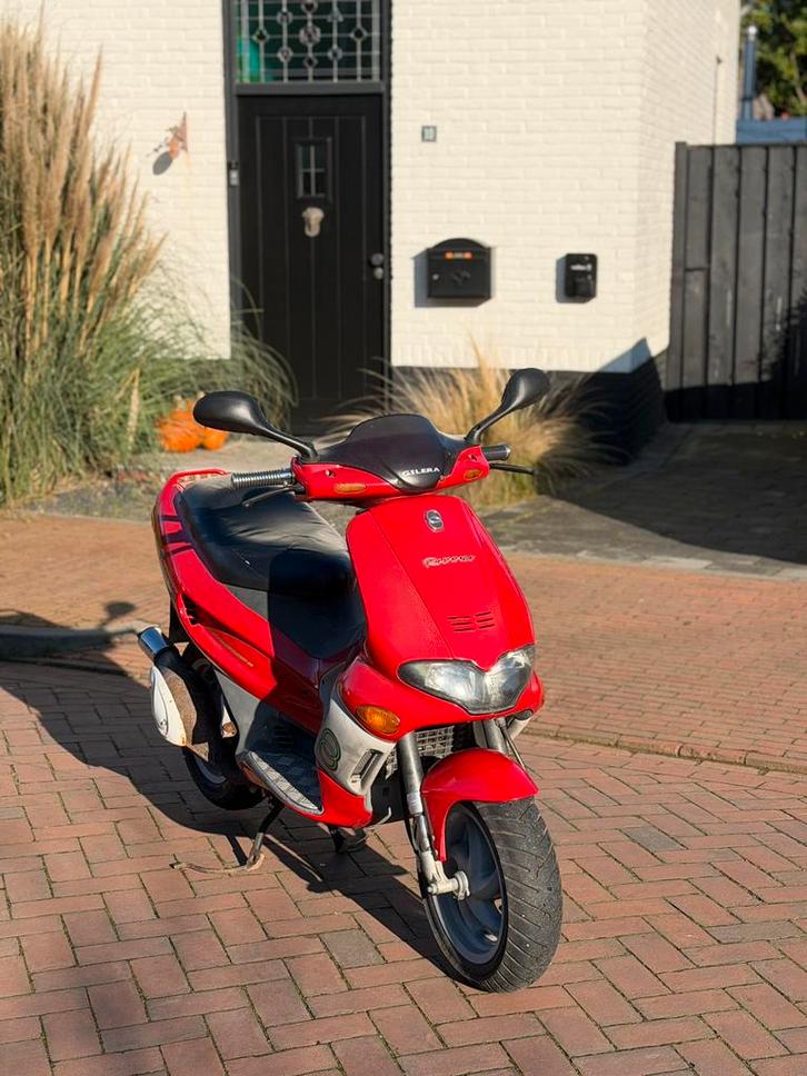 Gilera runner 50cc dd rood 9953 Km, Fietsen en Brommers, Scooters | Piaggio, Zo goed als nieuw, Overige modellen, Ophalen of Verzenden
