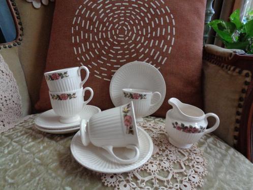 4 Kop & Schotels en 1 Roomkan Wedgwood Briar Rose *Mimosa*, Huis en Inrichting, Keuken | Servies, Zo goed als nieuw, Kop(pen) en/of Schotel(s)