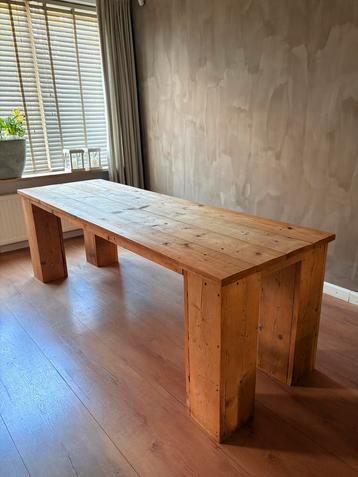 Massieve houten eettafel – robuuste landelijke stijl beschikbaar voor biedingen