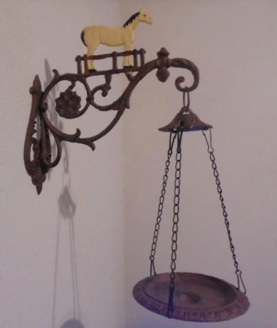 GIETIJZEREN MUURHANGVOGELBADJE PAARD NIEUW, Tuin en Terras, Vogelhuisjes en Vogelbaden, Nieuw, Ophalen of Verzenden