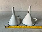 2 witte emaille trechtertjes, Antiek en Kunst, Ophalen of Verzenden