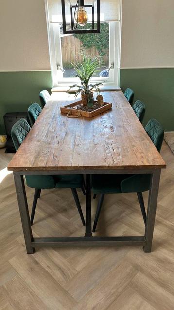 Mooie robuuste eettafel  beschikbaar voor biedingen