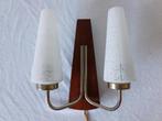Vintage wandlamp, teak houten houder met 2 glazen kelken op, Huis en Inrichting, Ophalen of Verzenden, Gebruikt, Glas