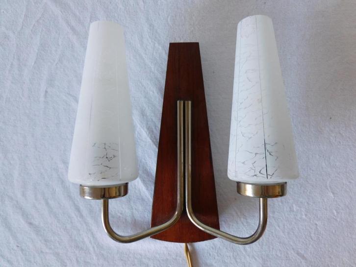 Vintage wandlamp, teak houten houder met 2 glazen kelken op, Huis en Inrichting, Lampen | Wandlampen, Gebruikt, Glas, Hout, Metaal