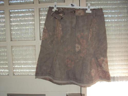 Grijs roze beige gebloemde rok SILVER CREEK 40 nieuwstaat, Kleding | Dames, Rokken, Zo goed als nieuw, Maat 38/40 (M), Grijs, Onder de knie