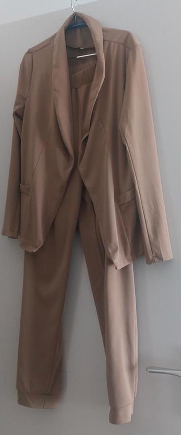 Beige broekpak maat M beschikbaar voor biedingen