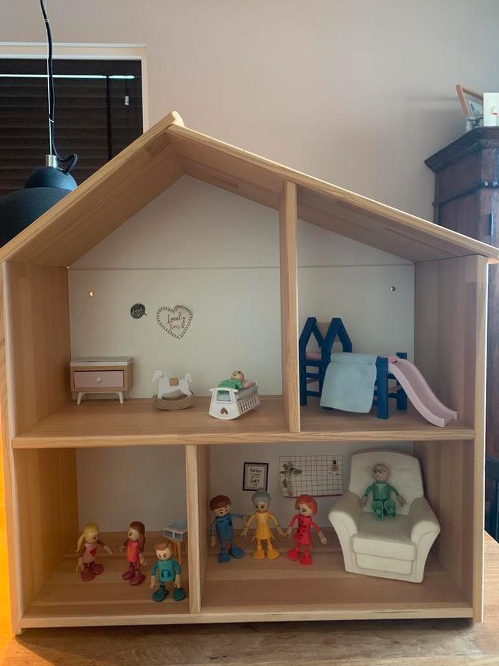 Ikea poppenhuis Filsat + poppetjes Lidl, Kinderen en Baby's, Speelgoed | Poppenhuizen, Zo goed als nieuw, Poppenhuis, Ophalen of Verzenden