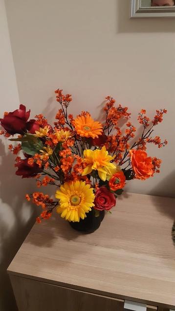 Nieuwe tulpenvaas met kunstbloemen  beschikbaar voor biedingen