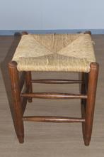 Vintage houten kruk met rieten zitting, Huis en Inrichting, Krukjes, Ophalen of Verzenden, Gebruikt, Hout