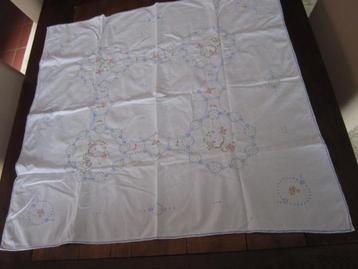 dekservet / tafelkleed 80 x 76 cm. borduurwerk beschikbaar voor biedingen