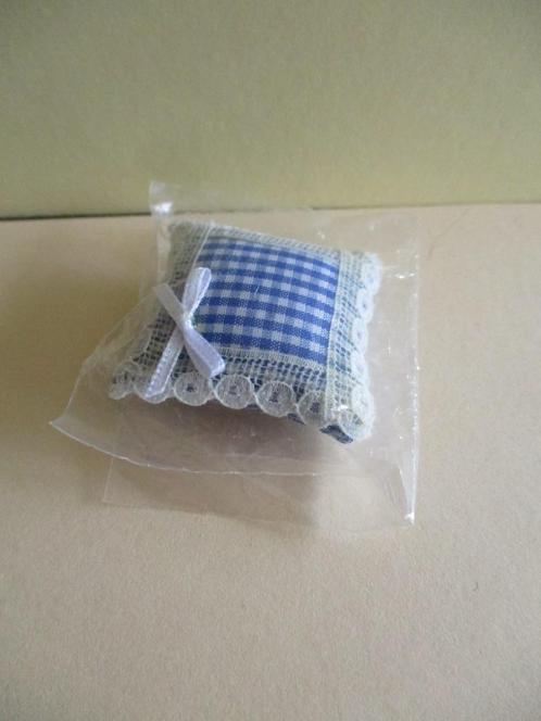 poppenhuis kussentje, Verzamelen, Poppenhuizen en Toebehoren, Zo goed als nieuw, Decoratie, Ophalen of Verzenden