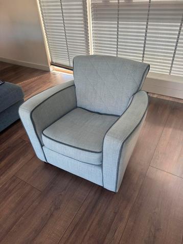 lichtblauwe fauteuil beschikbaar voor biedingen