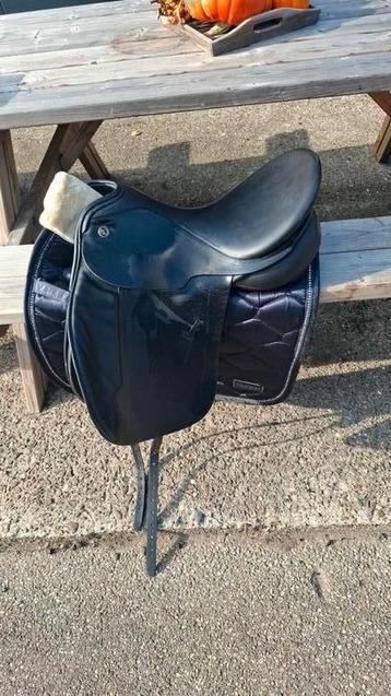 Kieffer dressuurzadel 18 inch beschikbaar voor biedingen