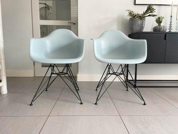 2x Vitra Eames kuipstoelen ijsgrijs dar zwart beschikbaar voor biedingen