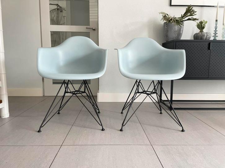 2x Vitra Eames kuipstoelen ijsgrijs dar zwart, Huis en Inrichting, Stoelen, Zo goed als nieuw, Ophalen of Verzenden