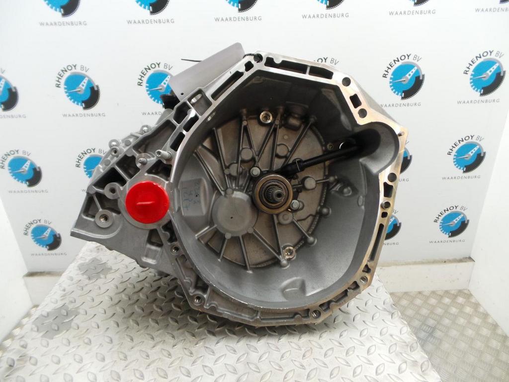 DACIA DUSTER TRANSMISSIE / VERSNELLINGSBAK 2014, Ophalen of Verzenden, Gebruikt, Stiba lid