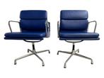 set van 2 Soft Pad Chairs EA 207 Charles & Ray Eames Vitra., Ophalen of Verzenden, Zo goed als nieuw, Blauw