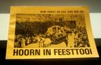Hoorn in feesttooi(Robat, van der Zel, 1982)., Ophalen of Verzenden, 20e eeuw of later, Zo goed als nieuw