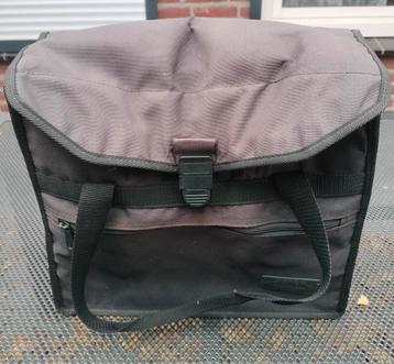 Zwarte fietstas beschikbaar voor biedingen