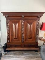 “Ranken” Kast met Prachtig Houtsnijwerk - Tijdloos Pronkstuk, Antiek en Kunst, Ophalen