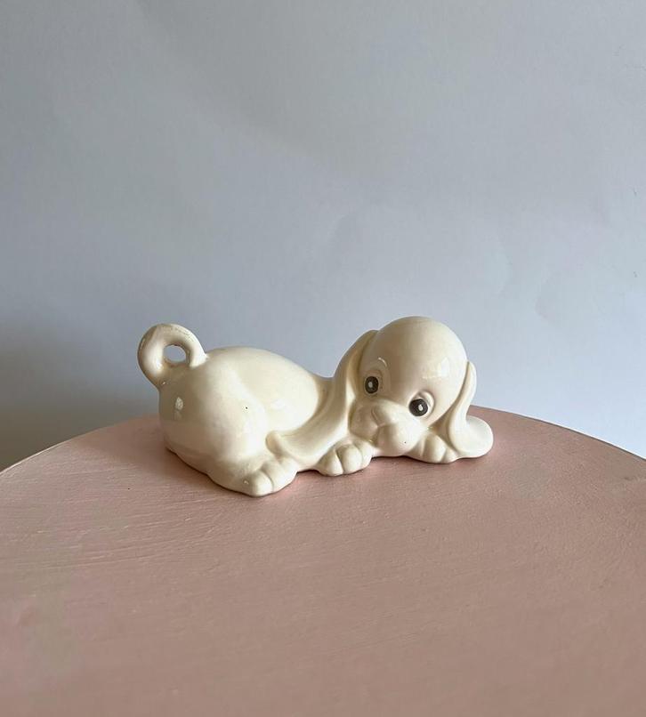 Schattig vintage liggend puppy-beeldje van keramiek, Verzamelen, Beelden en Beeldjes, Gebruikt, Dier, Ophalen of Verzenden