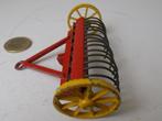 1955 Dinky Toys 324 FARM HAY RAKE., Dinky Toys, Gebruikt, Ophalen of Verzenden, Tractor of Landbouw