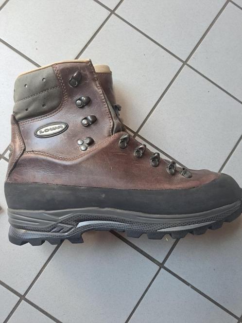 Lowa bergschoenen mt 45 ingevet en verzoold, Sport en Fitness, Bergsport en Wandelen, Gebruikt, Schoenen, Ophalen