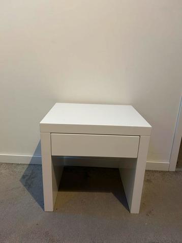 Nachtkastje wit beschikbaar voor biedingen
