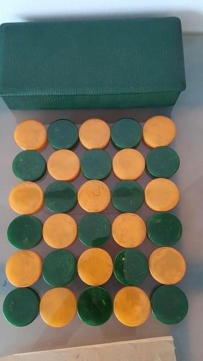 30 bakeliet spelstenen, groen+geel. Diam: 3,8cm. Dikte 1,1cm, Antiek en Kunst, Antiek | Speelgoed, Ophalen of Verzenden