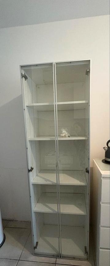 Vitrinekast IKEA/ glazen deuren beschikbaar voor biedingen