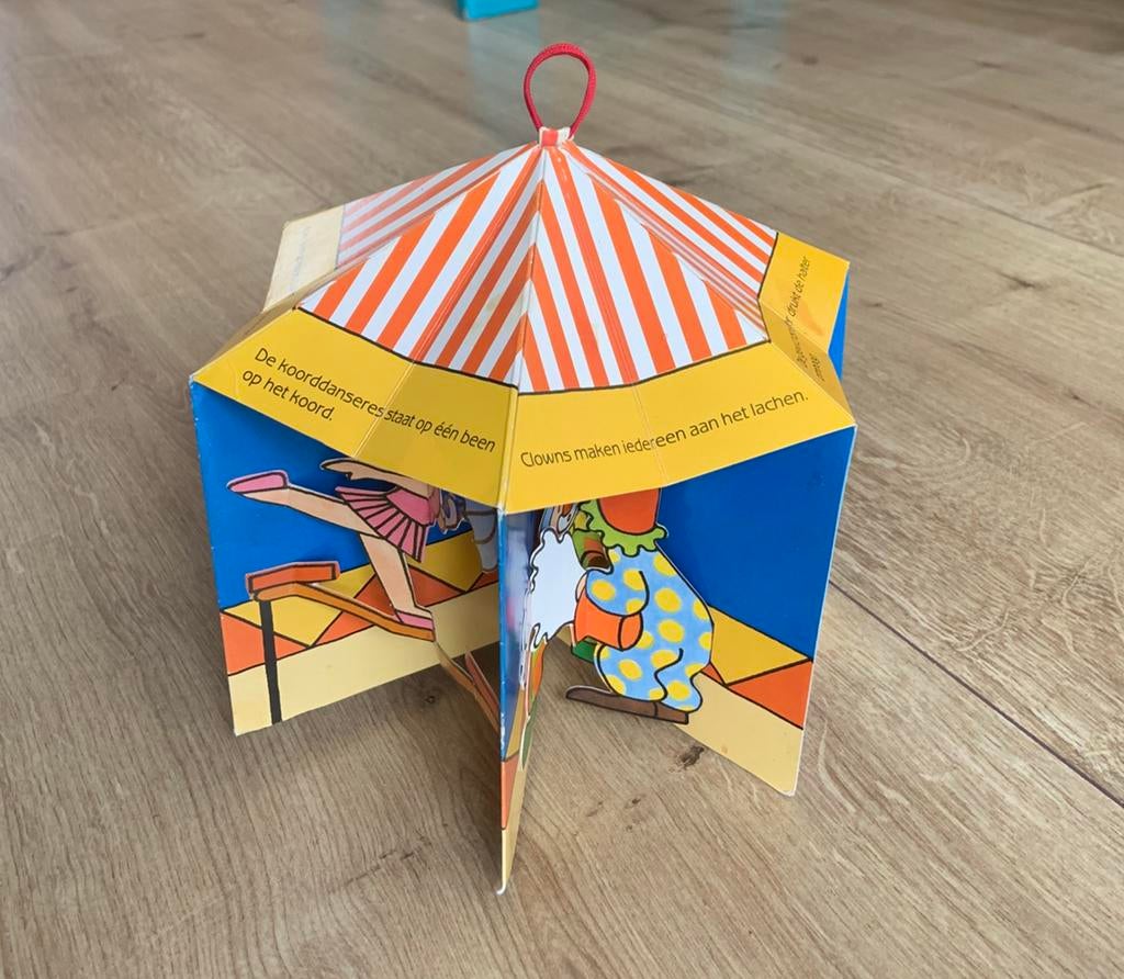 Uitklap boekje circus tent acrobaten koordanser clowns enz, Ophalen of Verzenden, Zo goed als nieuw, Sprookjes