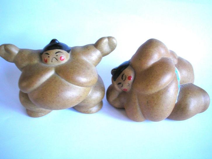 Yamamoto Masato 2 beeldjes Sumo-worstelaars gaaf en gemerkt, Antiek en Kunst, Antiek | Keramiek en Aardewerk, Ophalen of Verzenden
