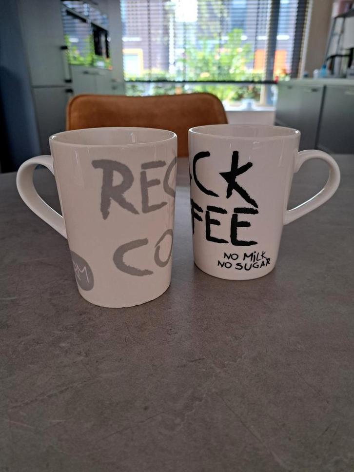 Riviera Maison bekers / mokken met tekst, 2 stuks, porselein, Huis en Inrichting, Keuken | Servies, Zo goed als nieuw, Kop(pen) en/of Schotel(s)