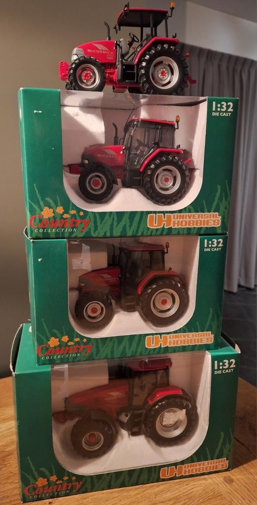 Mc cormick miniaturen 1:32 universal hobbies, Hobby en Vrije tijd, Ophalen of Verzenden, Tractor of Landbouw, Universal Hobbies