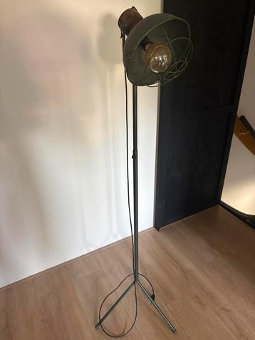 Staande groene vloerlamp met stekker E27 fitting beschikbaar voor biedingen