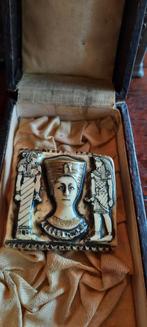 Antieke  Egyptische broche Nefertiti  in hars., Sieraden, Tassen en Uiterlijk, Ophalen of Verzenden, Overige materialen, Broche