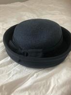 Elegante blauwe hoed met strik, Ophalen of Verzenden, Zo goed als nieuw, Hoed