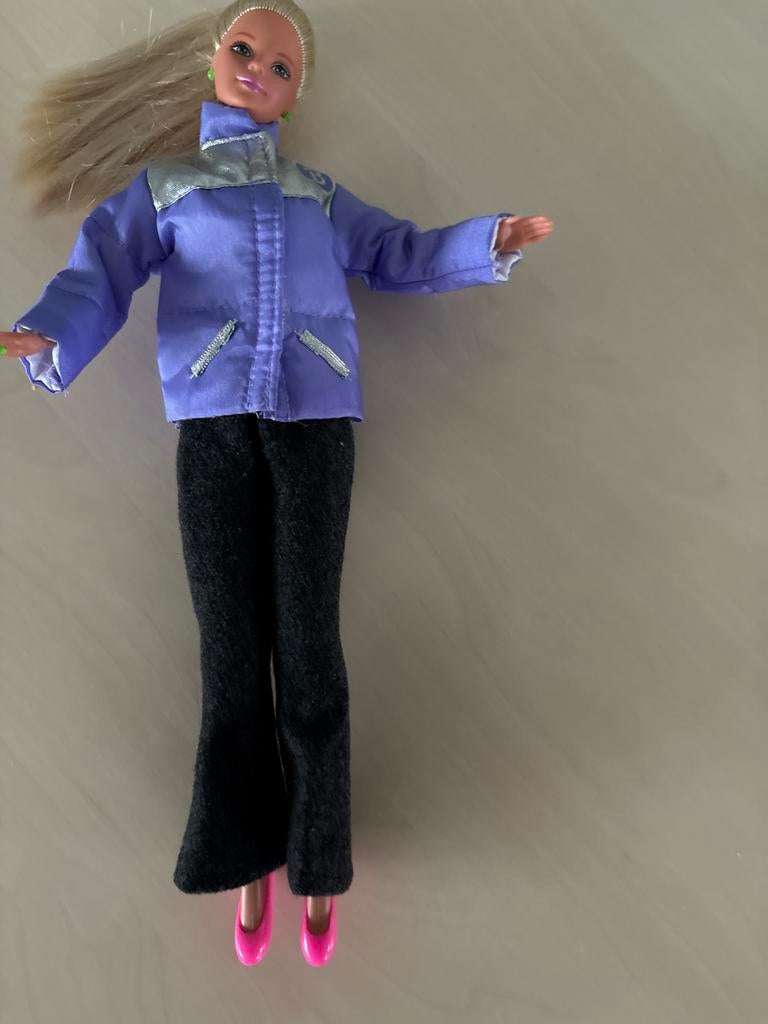 Vintage Barbie pop met paarse ski jas en zwarte broek 1966, Ophalen, Gebruikt, Barbie