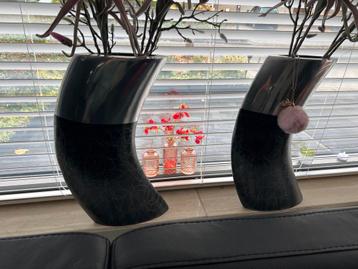 2 Hoge Design Vazen zonder bloemen beschikbaar voor biedingen