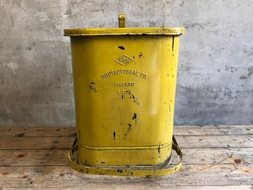Vintage industriele gele stalen prullenbak met voetbediening, Huis en Inrichting, Woonaccessoires | Prullenbakken, Gebruikt, Metaal